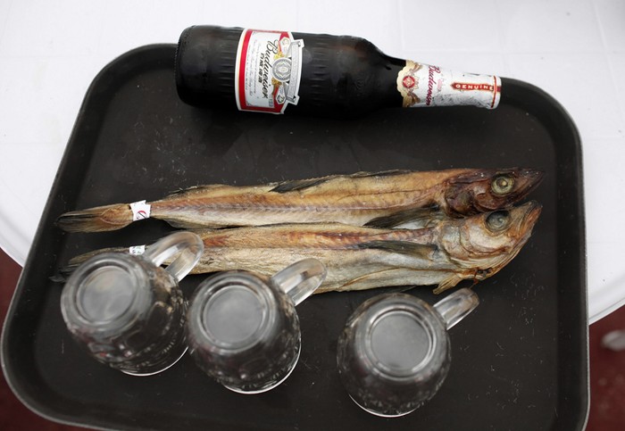 Bia và cá khô, những món nhấm nháp thường thấy trên tàu du lịch ở Triều Tiên.